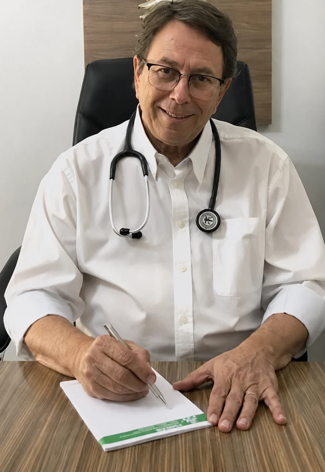 Dr. Milton de Mello, fundador da Clinimed, em seu consultório